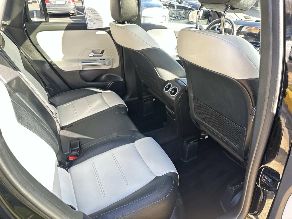 Thumbnail: 2021 Mercedes-Benz GLA - 25