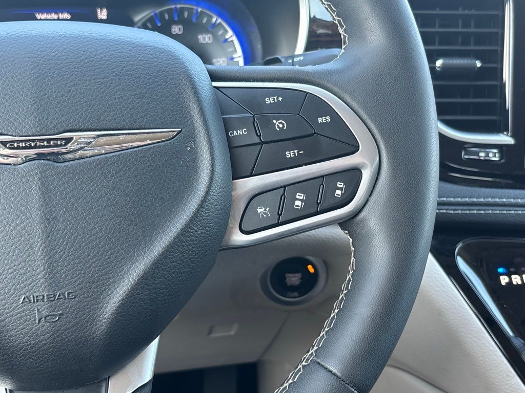 2023 Chrysler Pacifica Limited photo