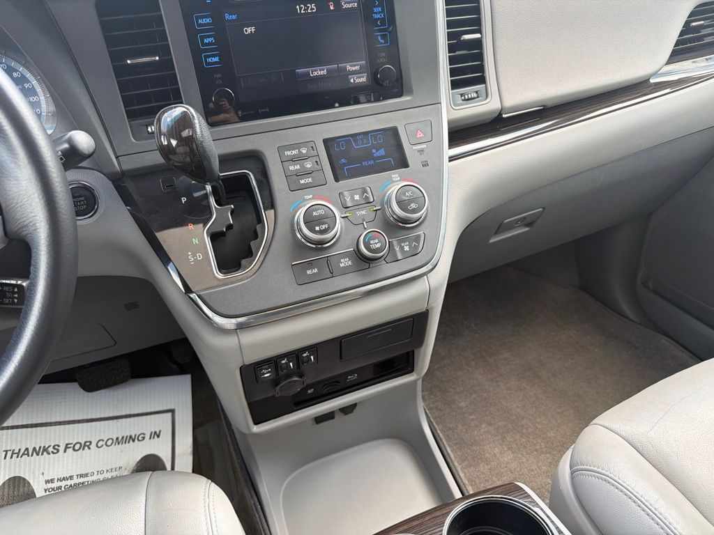 Thumbnail: 2017 Toyota Sienna - 16