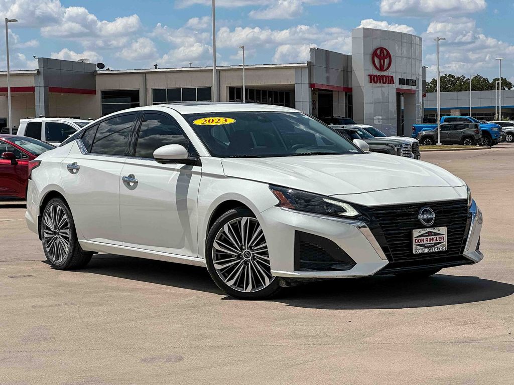 Pearl White Tricoat 2023 Nissan Altima Sedan Front-Wheel Drive Continuously Variable Transmission