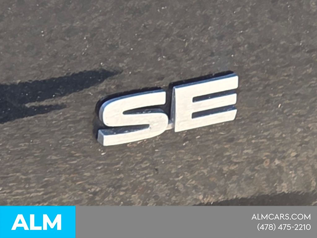 Used 2022  Mitsubishi SE image 15