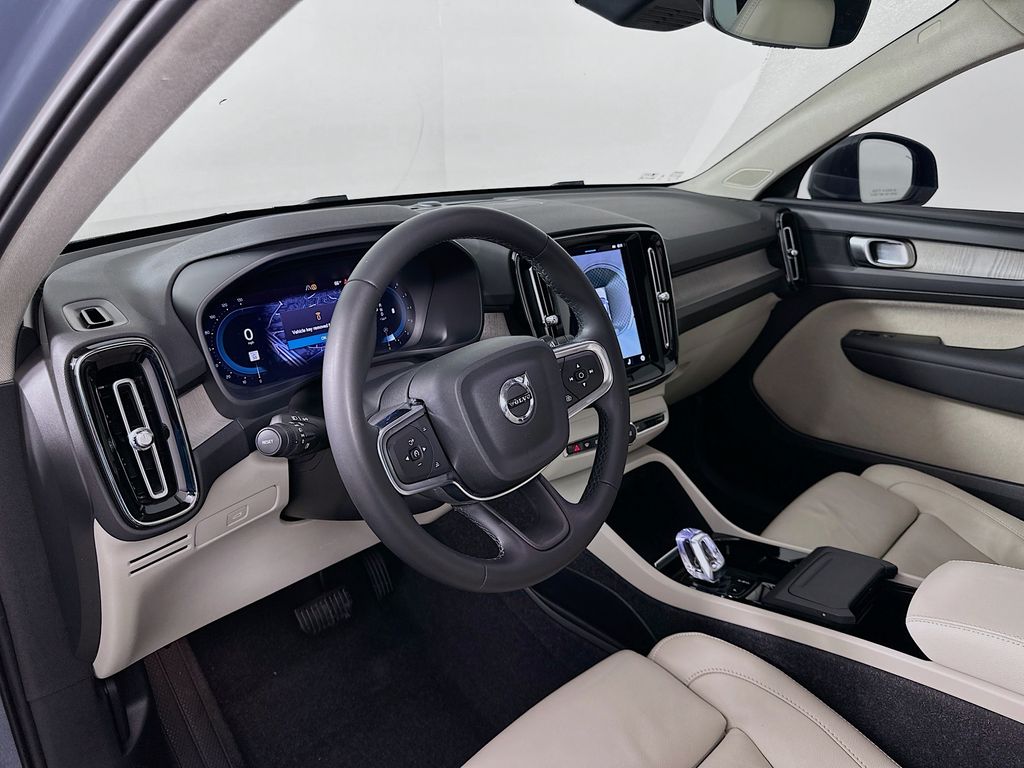 Thumbnail: 2023 Volvo XC40 - 9