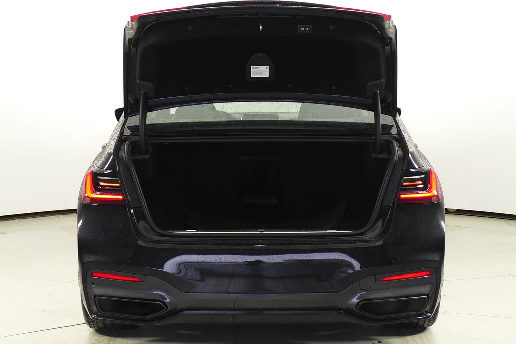 Thumbnail: 2021 BMW 7 Series - 10