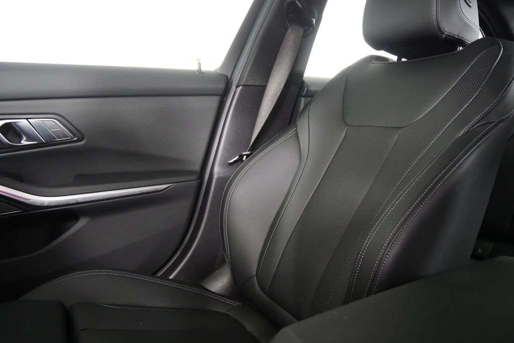 Thumbnail: 2025 BMW 3 Series - 27