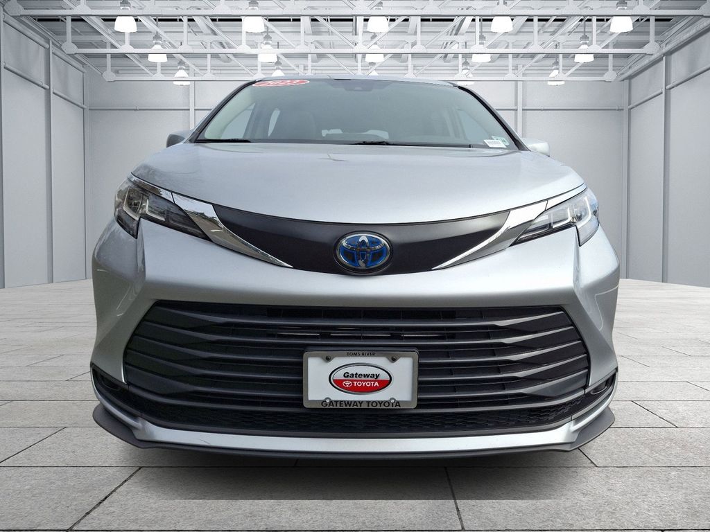 2023 Toyota Sienna LE 2