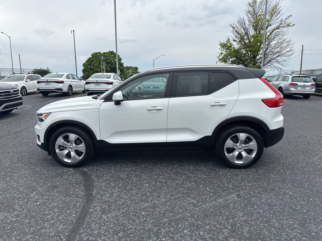 2020 Volvo XC40 Momentum White at Sutliff Volkswagen