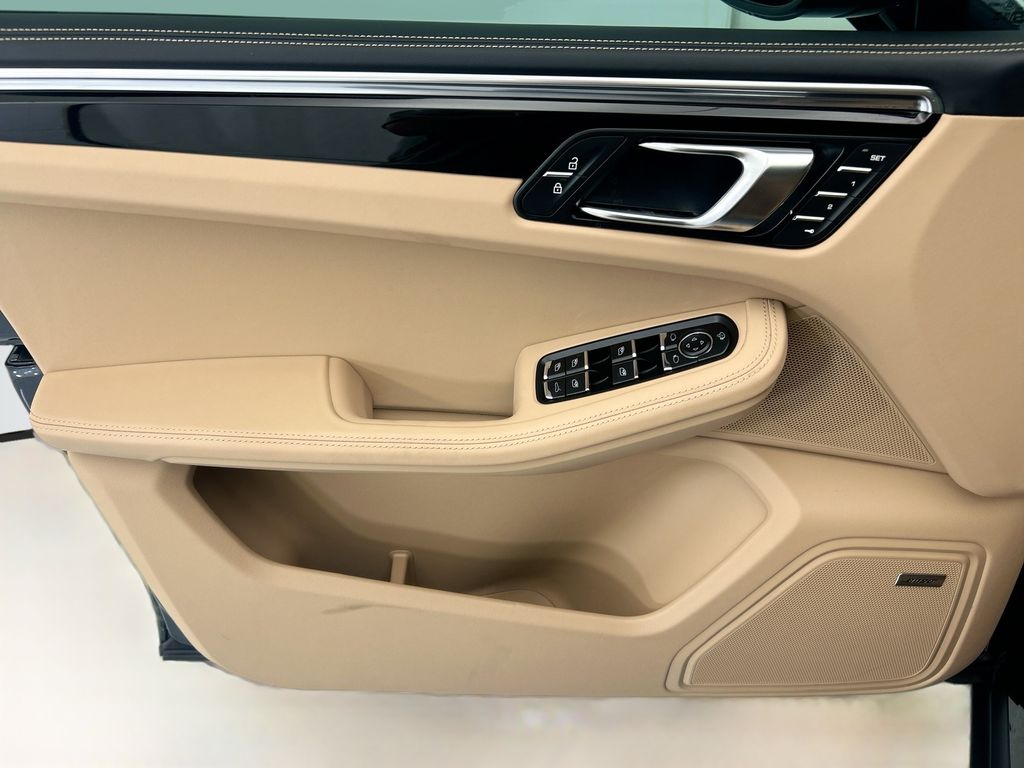 Thumbnail: 2026 Porsche Macan - 24