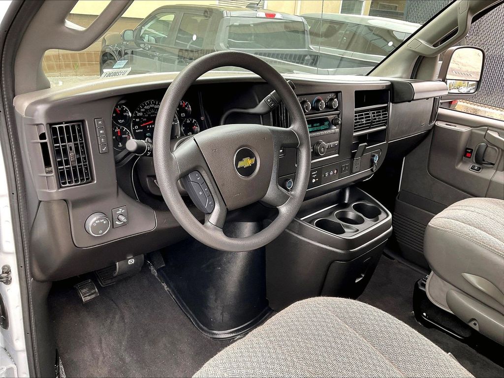 2025 Chevrolet Express 3500 — photo 8