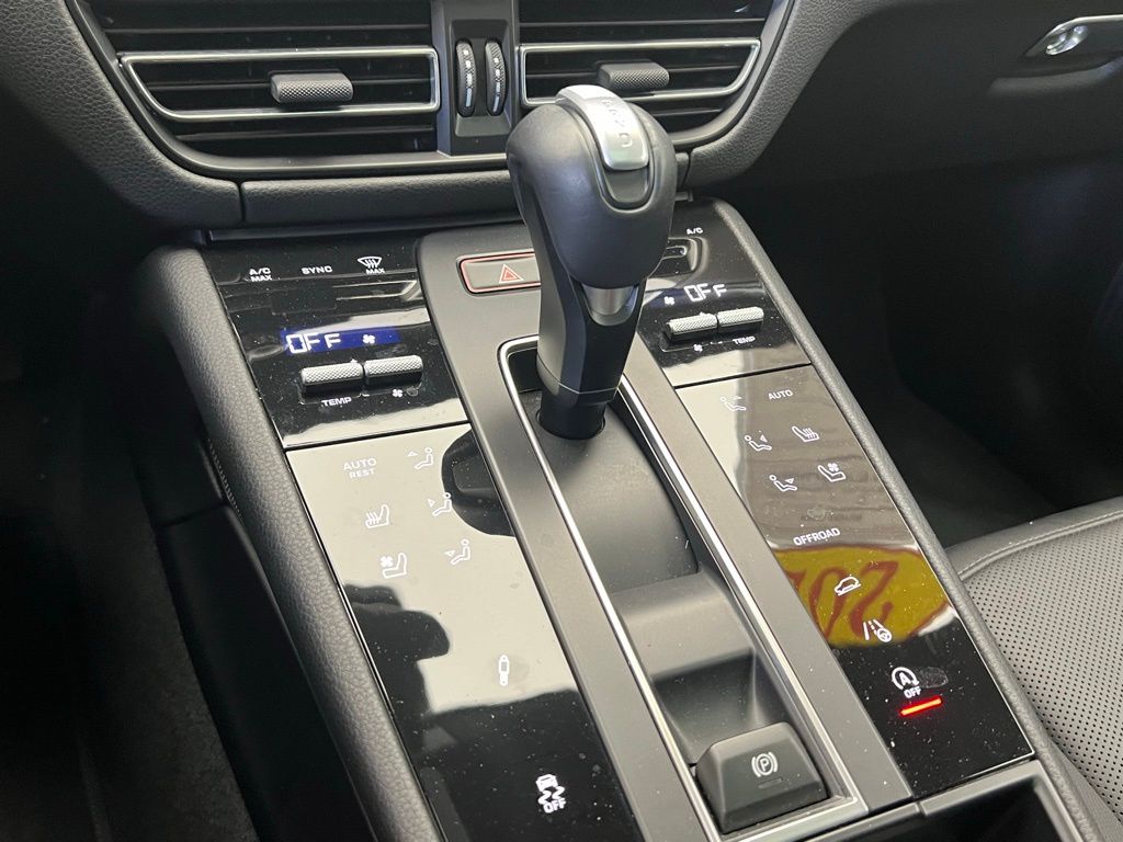 Thumbnail: 2024 Porsche Macan - 11