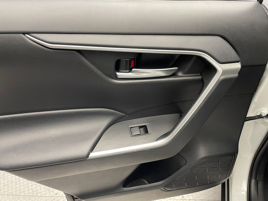 2021 Toyota RAV4 XLE 32