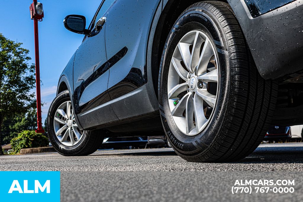 Used 2018 Black Kia L image 16