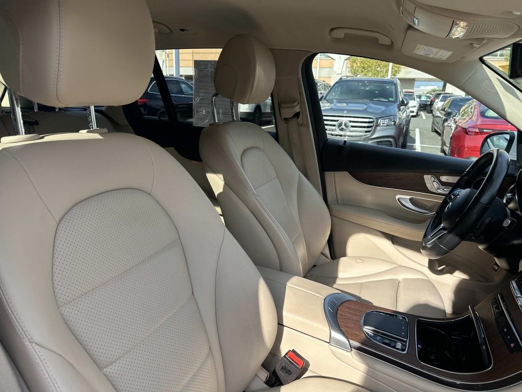 Thumbnail: 2022 Mercedes-Benz GLC - 22