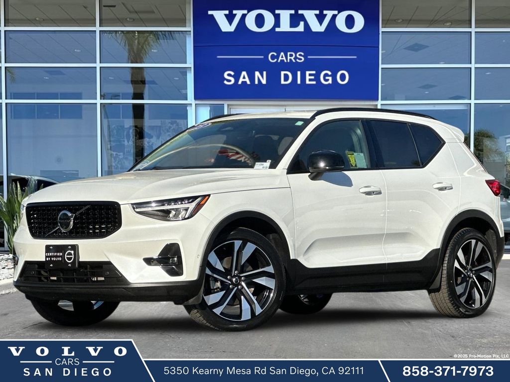 2023 Volvo XC40 B5 Plus Dark Theme AWD