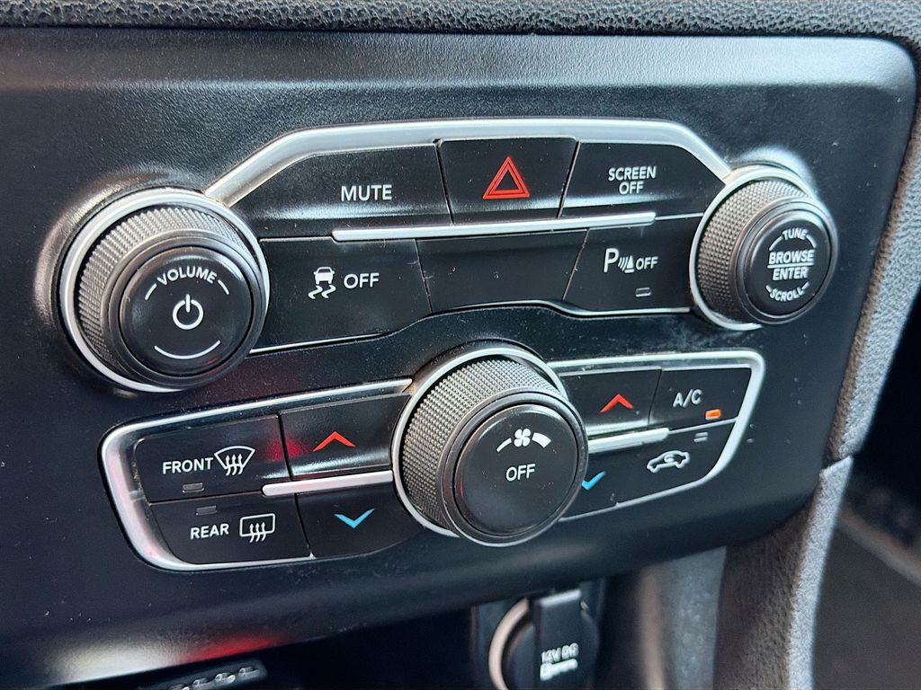 Used 2023 Black Dodge SXT image 15