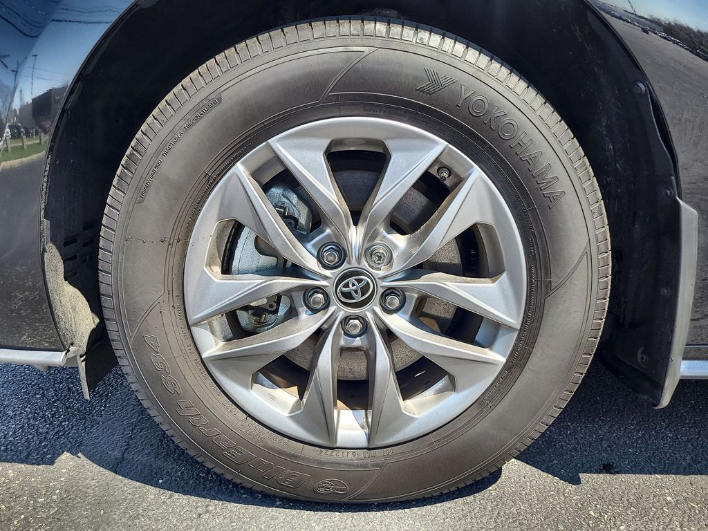 2025 Toyota Sienna XLE 10