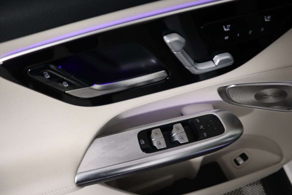 2025 Mercedes-Benz GLC 300 25