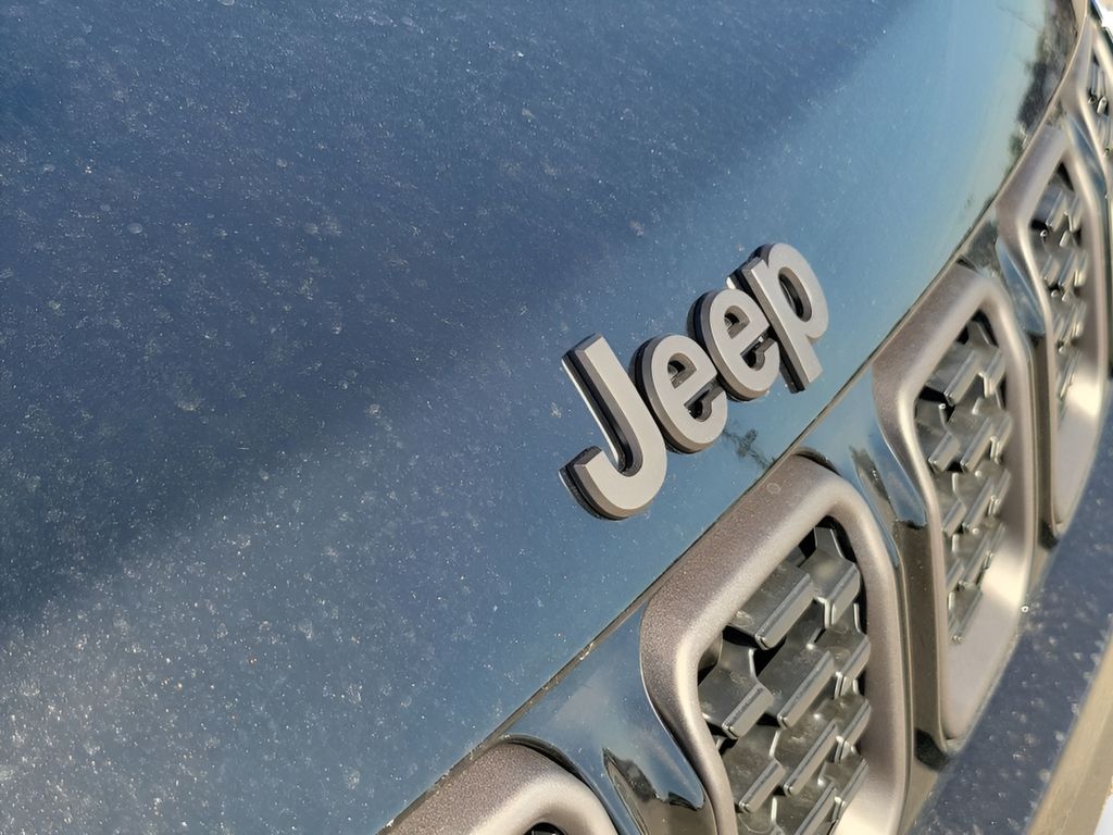 New 2026 Black Jeep Latitude image 39