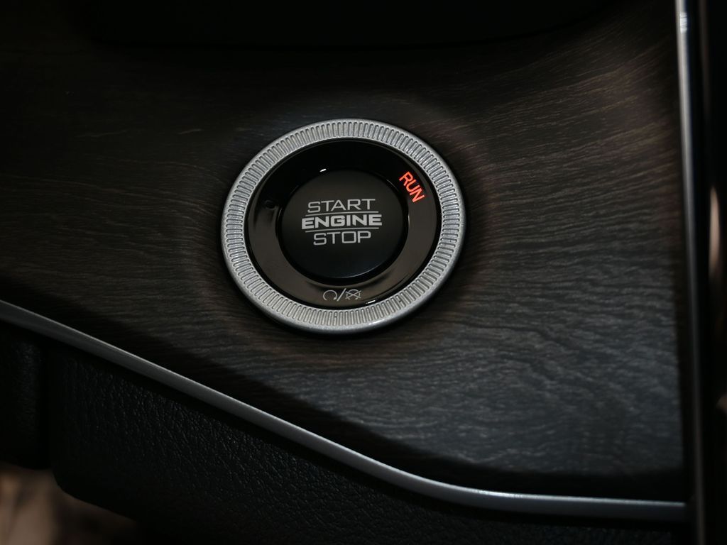 Used 2025 Diamond Black Crystal Pearlcoat Jeep Limited image 15