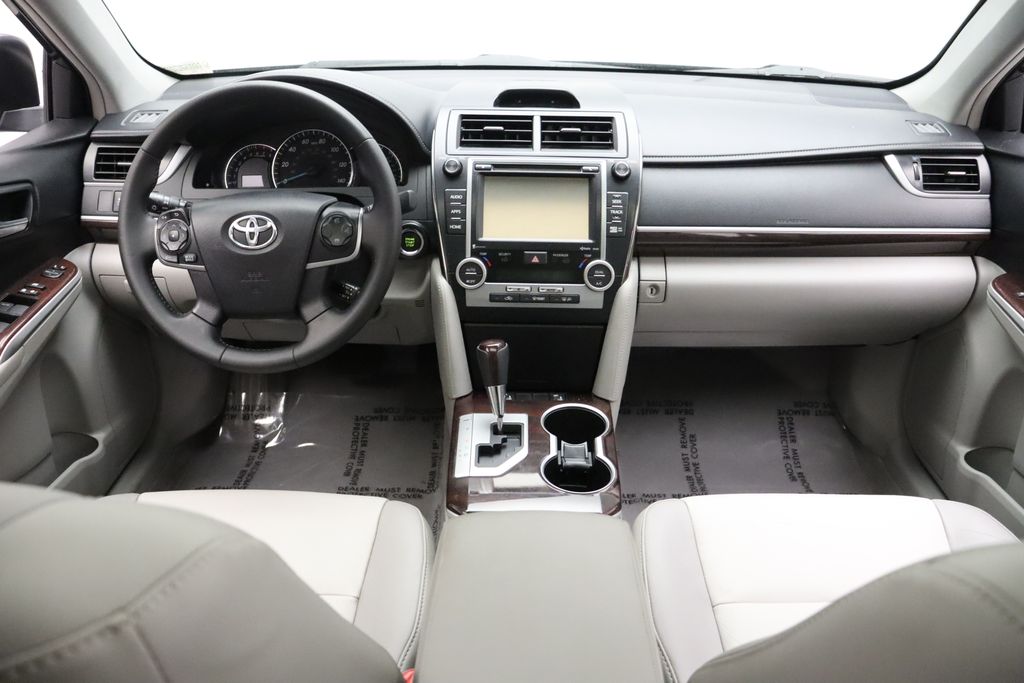 2014 Toyota Camry XLE 24