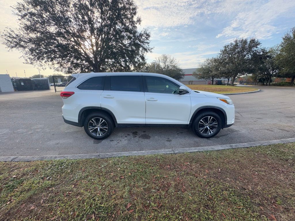 2019 Toyota Highlander LE 6