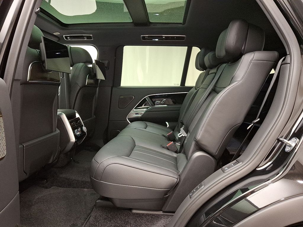 2025 Land Rover Range Rover SE 6