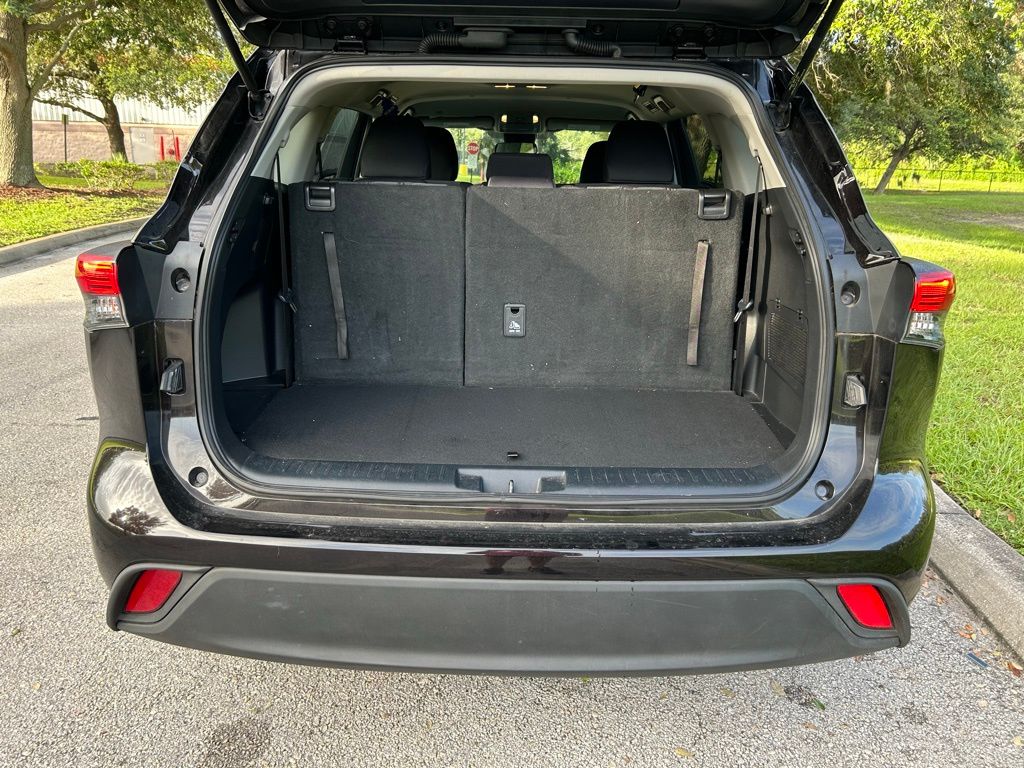 Thumbnail: 2022 Toyota Highlander - 10