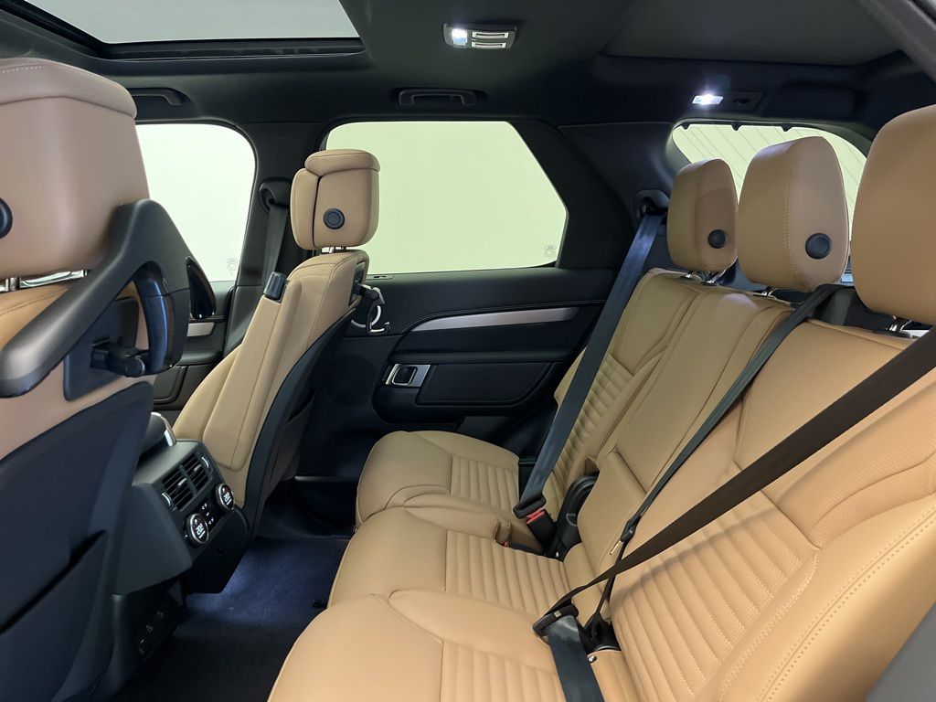 Thumbnail: 2026 Land Rover Discovery - 25