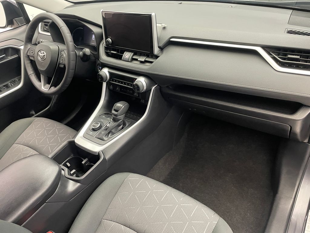 2024 Toyota RAV4 XLE 16