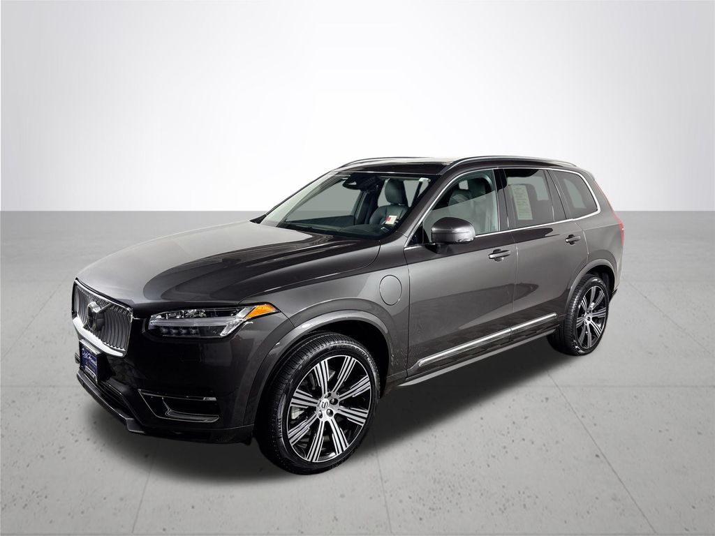 2025 Volvo XC90 T8 Core photo 2