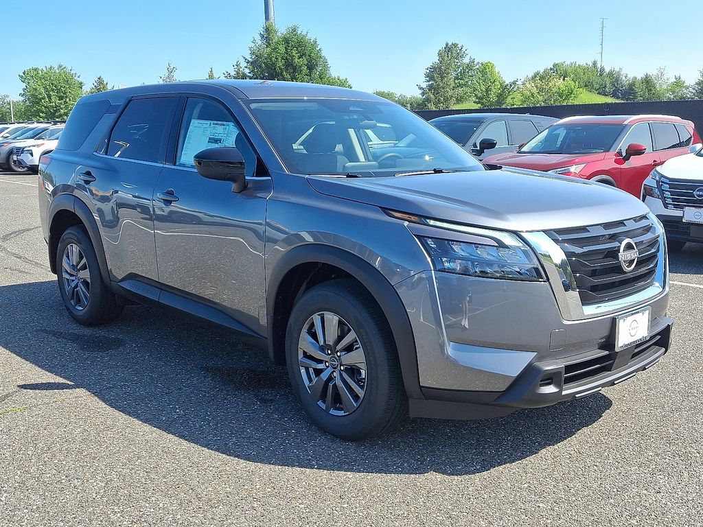 2025 Nissan Pathfinder S 2
