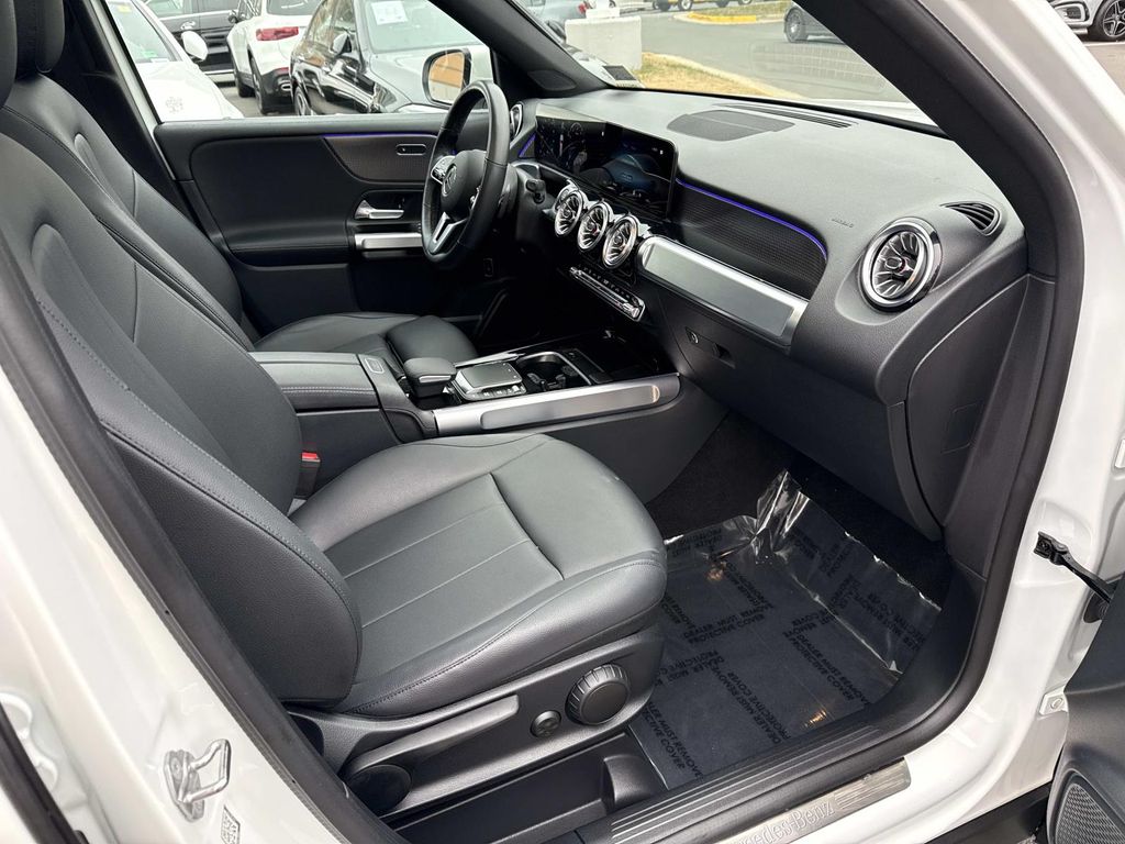 Thumbnail: 2022 Mercedes-Benz GLB - 22