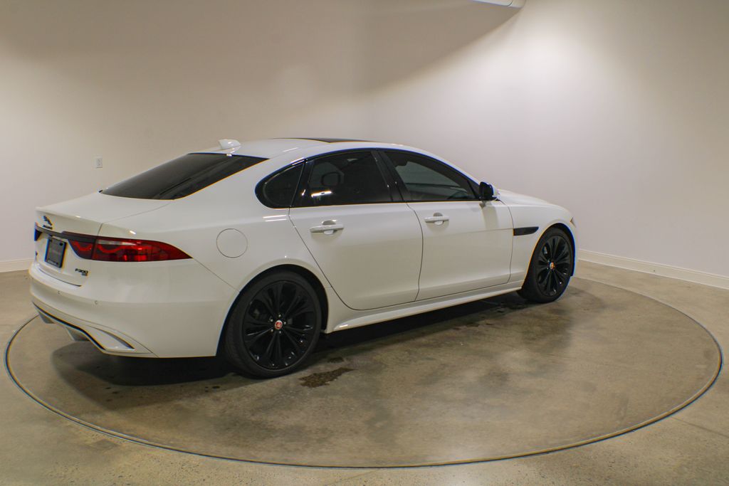 Certified Used 2022  Jaguar R-Dynamic SE image 6