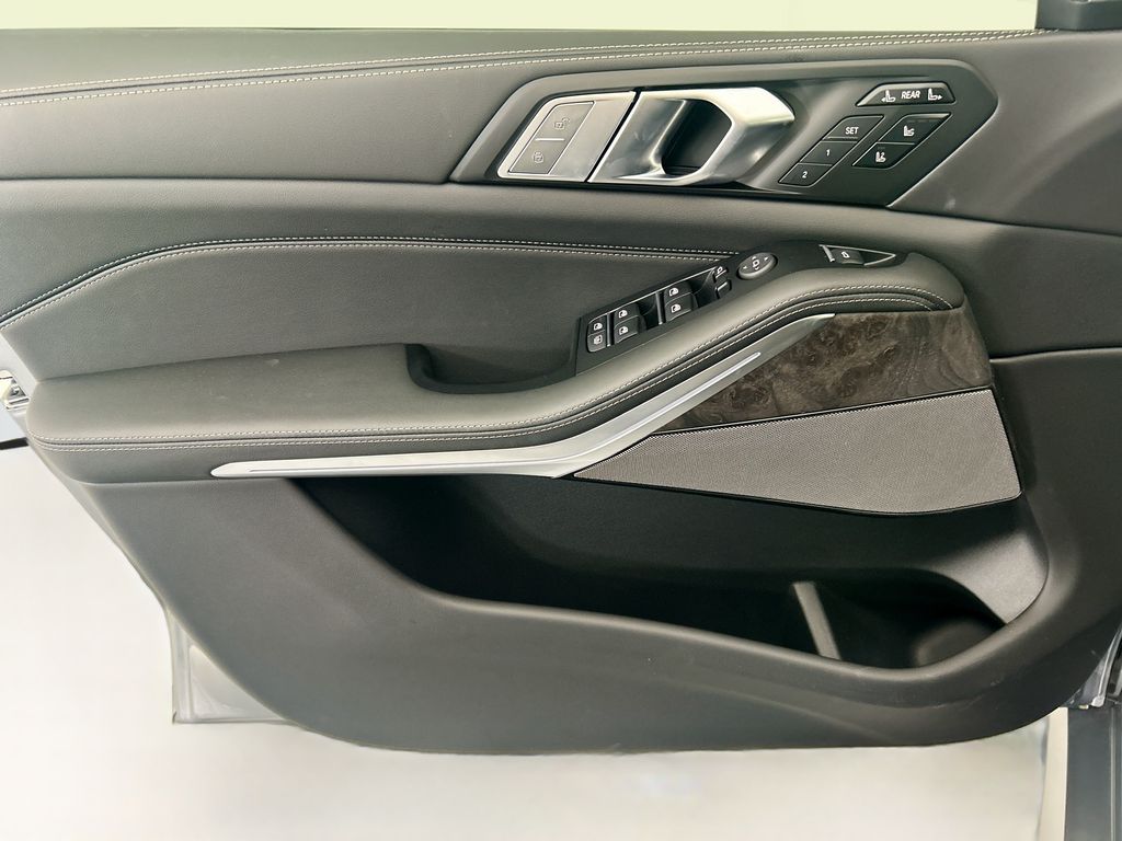 Thumbnail: 2027 BMW X7 - 23