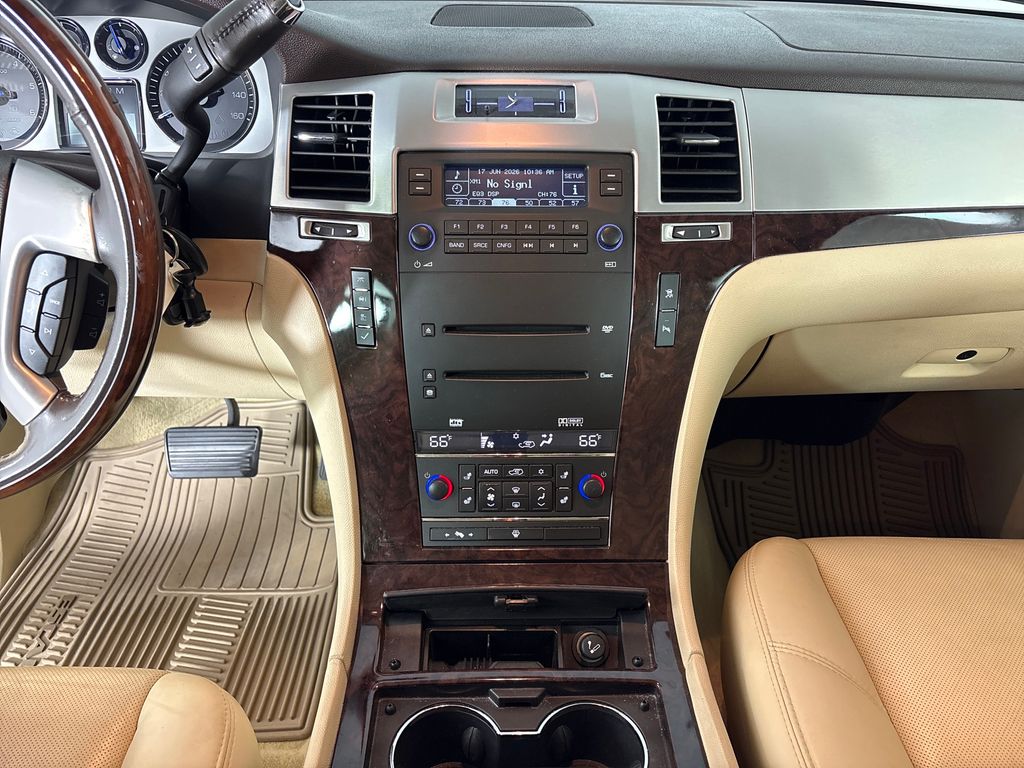 Used 2007 Black Cadillac Base image 27