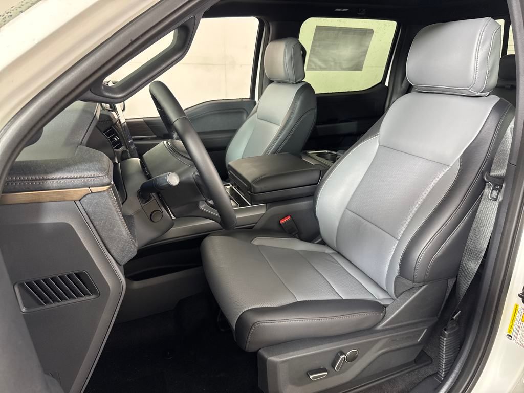 2025 Ford F-150 Lightning Lariat photo 15