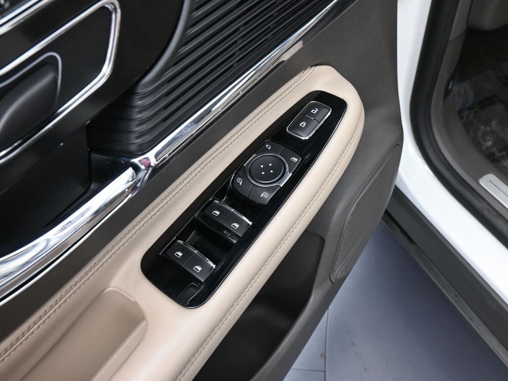 Used 2022 Pristine White Metallic Tri-Coat Lincoln Reserve image 13