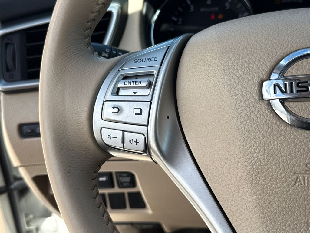 Used 2014 White Nissan SL image 17