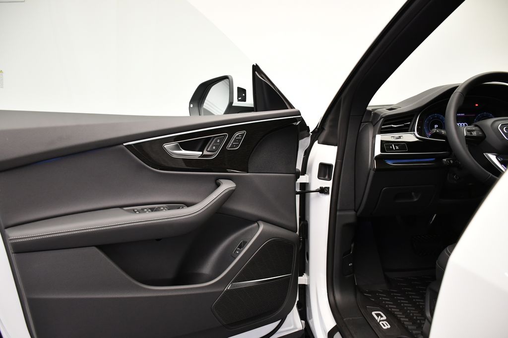 Thumbnail: 2026 Audi Q8 - 32