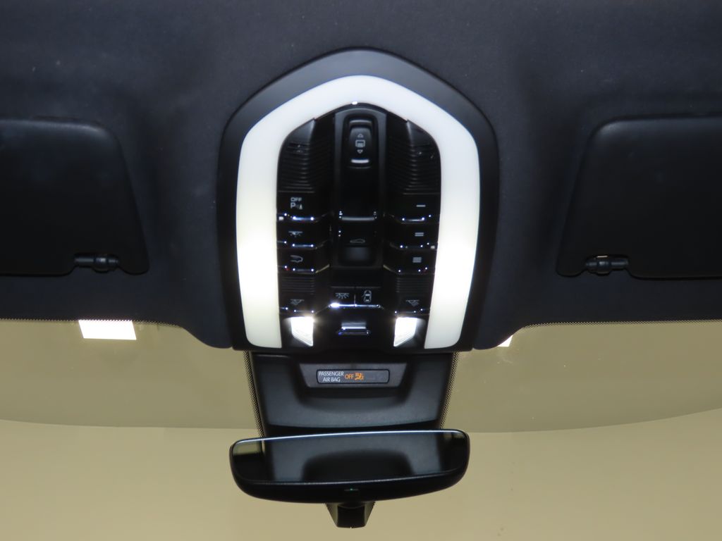 Thumbnail: 2023 Porsche Macan - 31