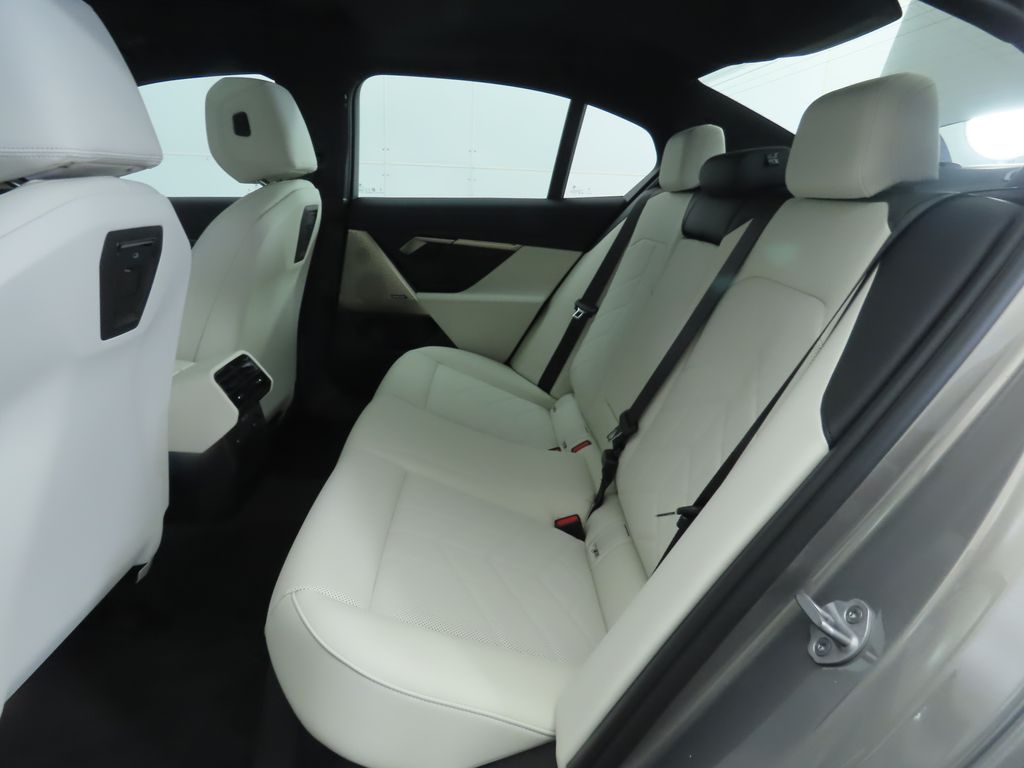 Thumbnail: 2026 BMW i5 - 22