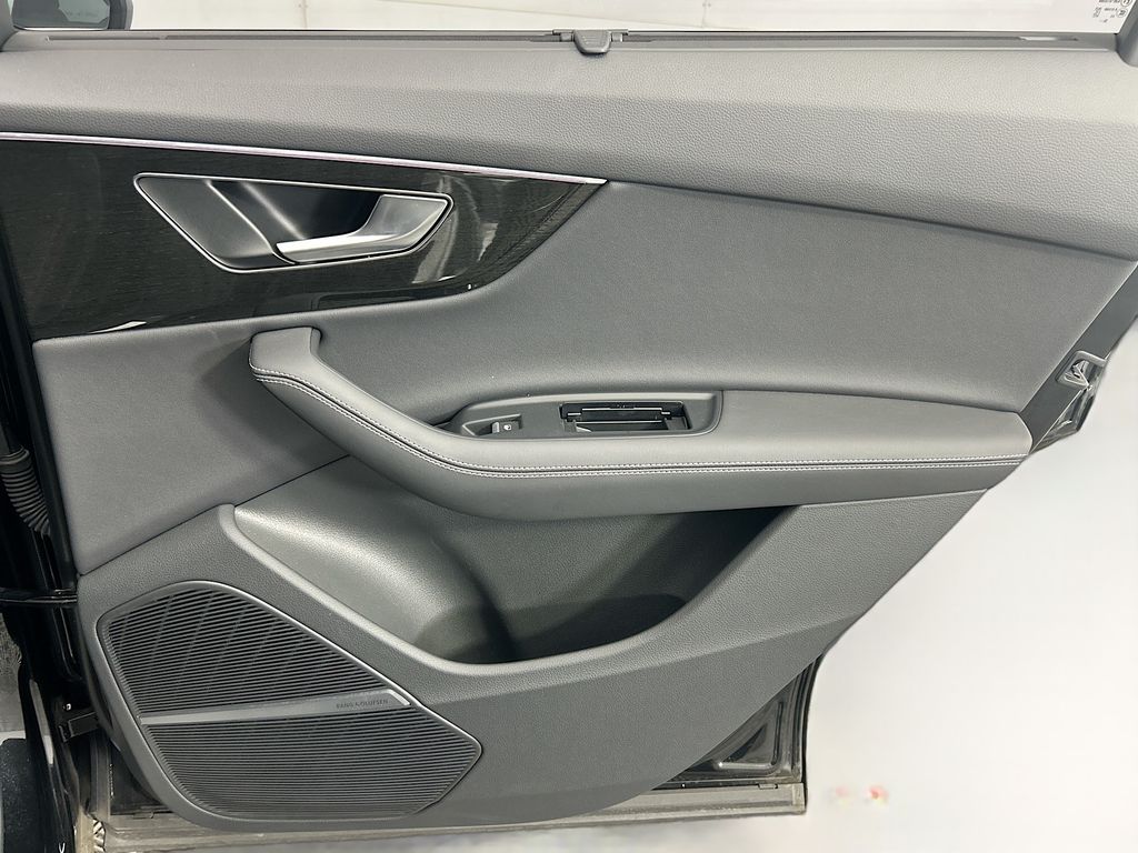 Thumbnail: 2025 Audi Q7 - 26