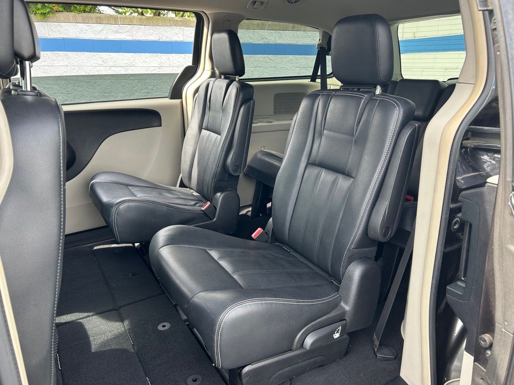 Thumbnail: 2016 Chrysler Town & Country - 18