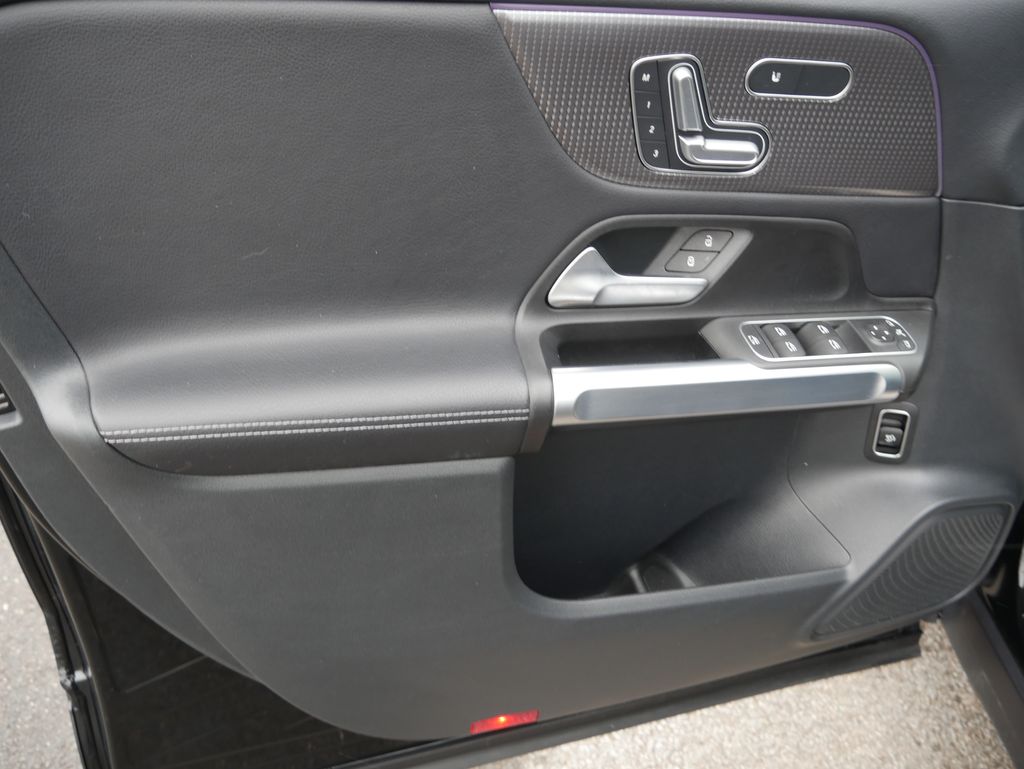 Thumbnail: 2022 Mercedes-Benz GLB - 16