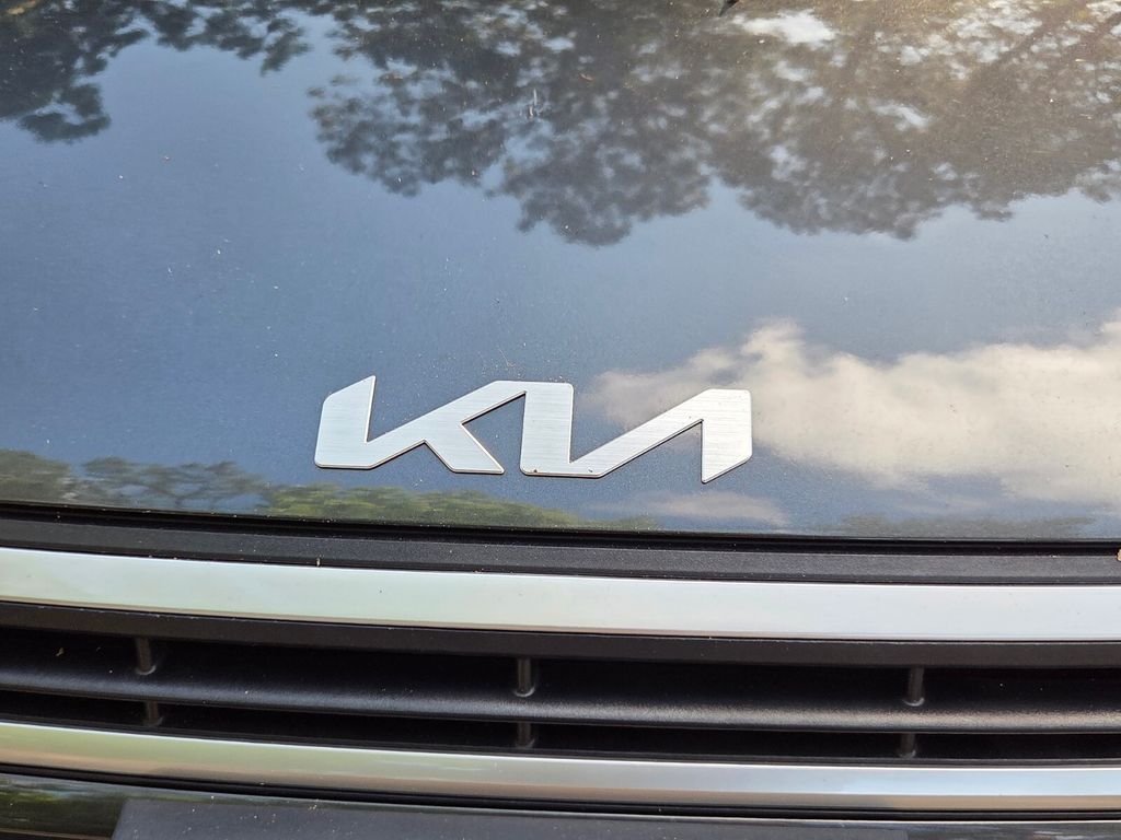 Used 2025 Gray Kia LXS image 4