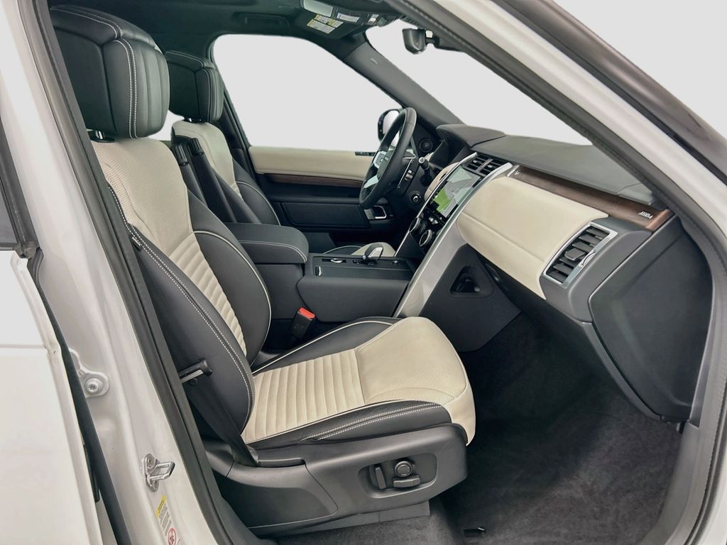 Thumbnail: 2024 Land Rover Discovery - 19