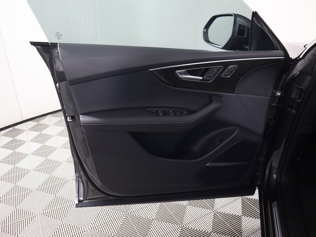 Thumbnail: 2026 Audi Q8 - 25