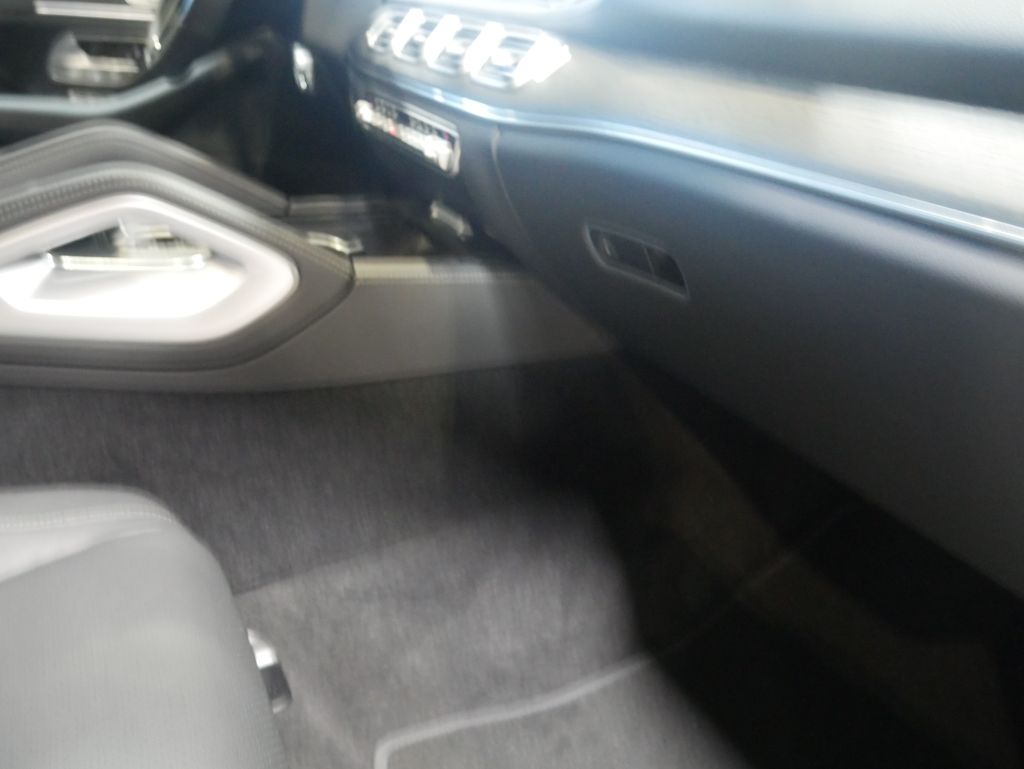 Thumbnail: 2026 Mercedes-Benz GLE - 30