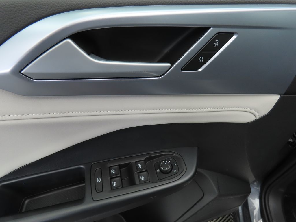 2025 Volkswagen Taos SE 24