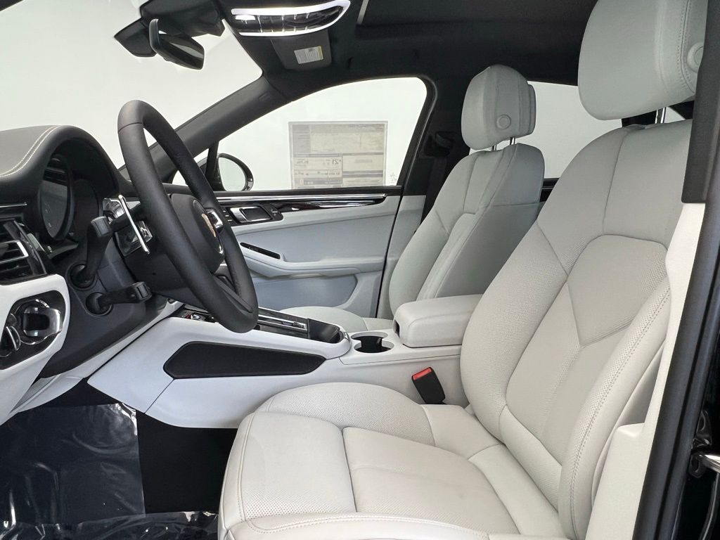 Thumbnail: 2025 Porsche Macan - 5