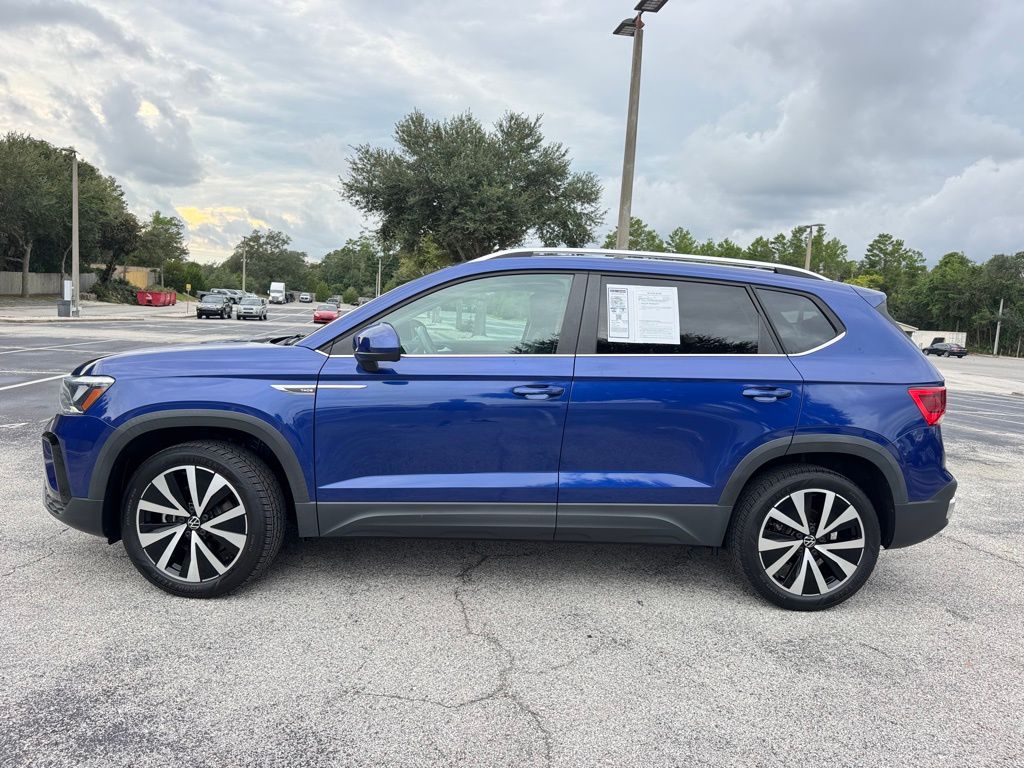 2022 Volkswagen Taos SE photo 2